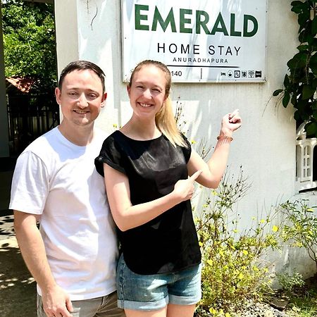 אנוראדפורה Emerald Home Stay מראה חיצוני תמונה