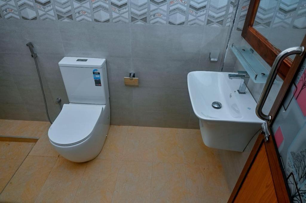 אנוראדפורה Emerald Home Stay מראה חיצוני תמונה