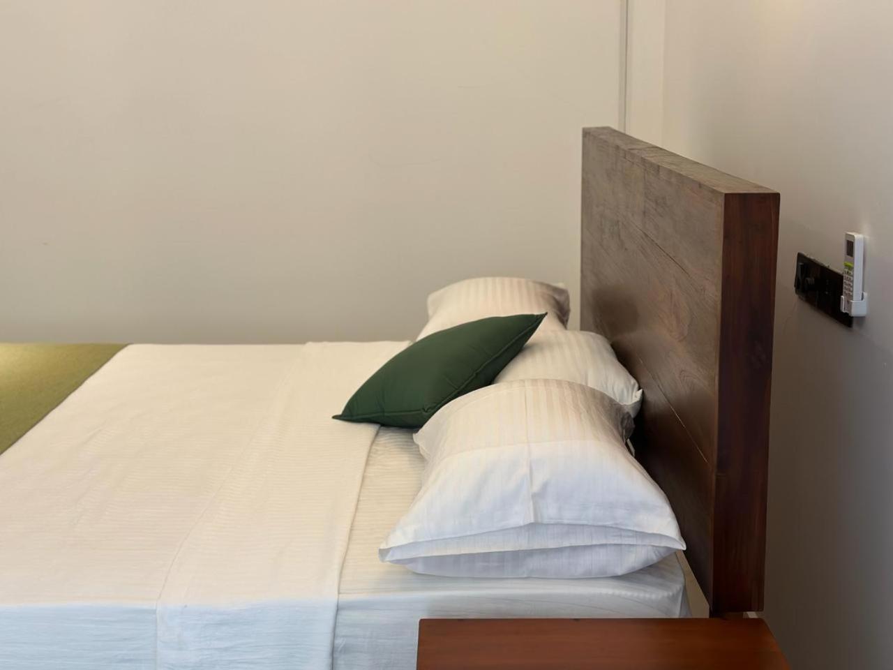 אנוראדפורה Emerald Home Stay מראה חיצוני תמונה