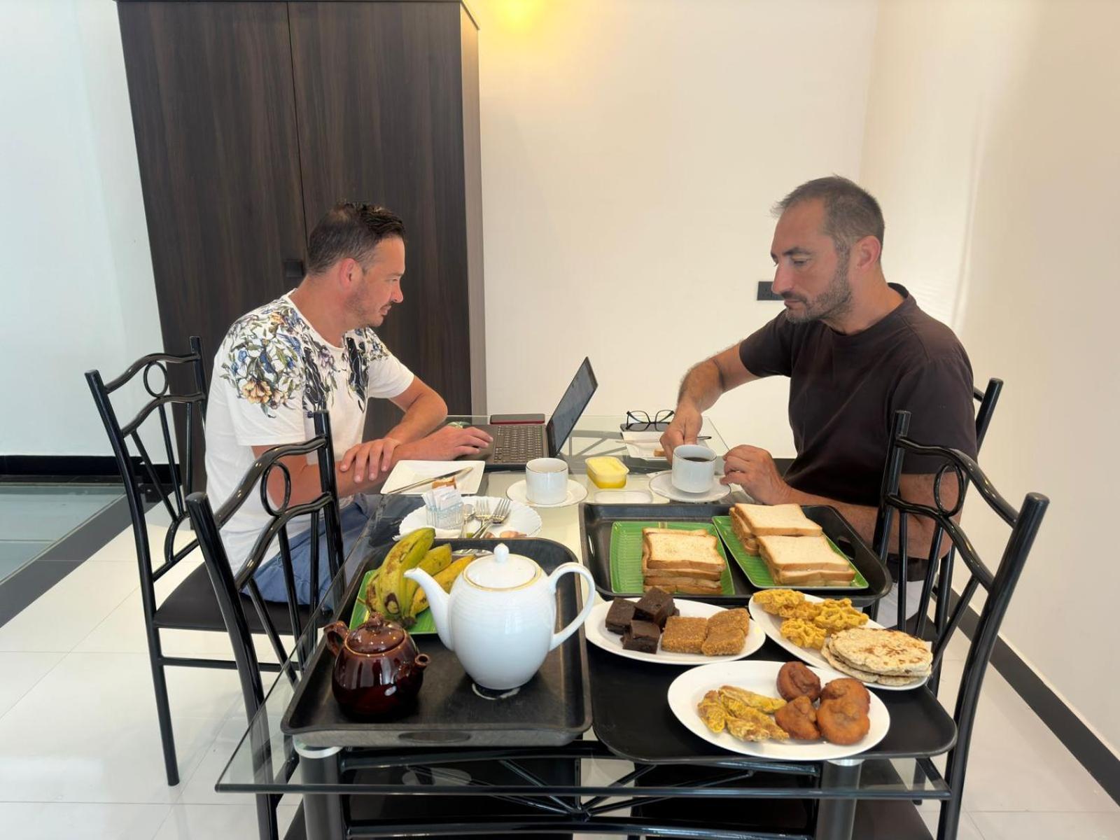 אנוראדפורה Emerald Home Stay מראה חיצוני תמונה