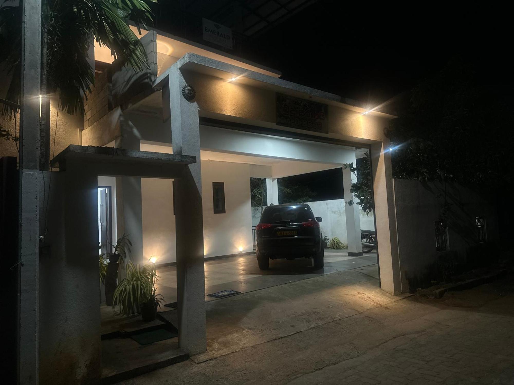 אנוראדפורה Emerald Home Stay מראה חיצוני תמונה